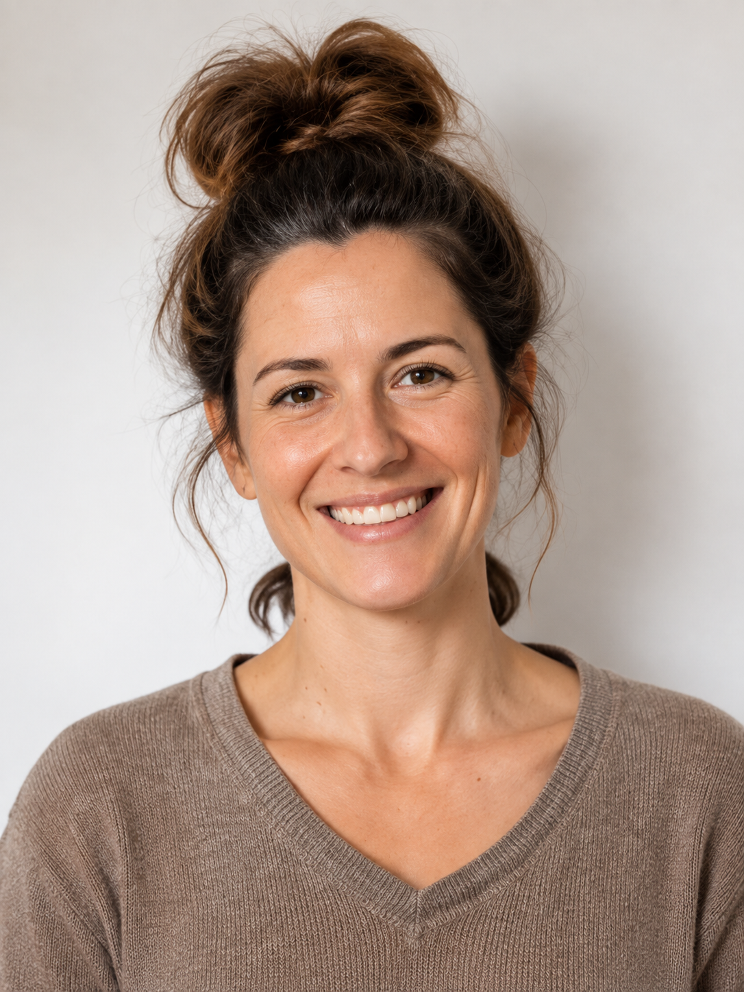 Portrait-souriant-en-studio-minimaliste Elisa Boillot